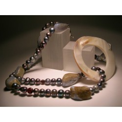 Necklace with chalcedony, pearls, garnet and mother of pearl