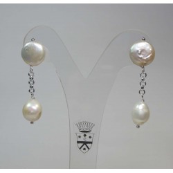 Earrings with white pearls and chain