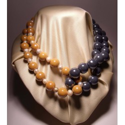 Collana "nodo" in ceramica grigia e ocra e perle di fiume