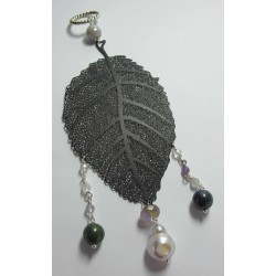 Pendant with pearl, lapis lazuli, jade African, agate, quartz and amethyst on a metal leaf