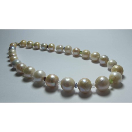 Collana con perle, peridoto, iolite, granato e cristallo di rocca. Chiusura in argento