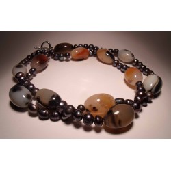 Two strands necklace with grey pearls and agate