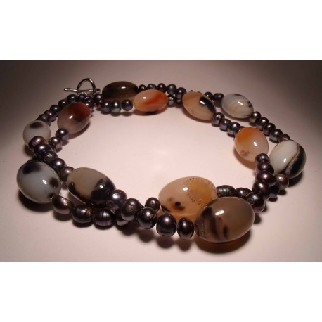 Necklace of two strands with pearls and agate