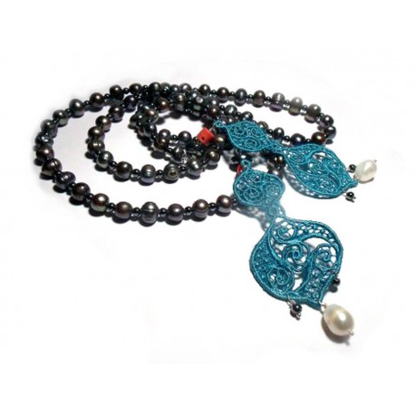 Collana lunga con perle grigie, ematite e finali in ricamo color ottanio, corallo e perle bianche
