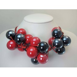 Collana in cotone con "grappoli" di ceramica neri e rossi