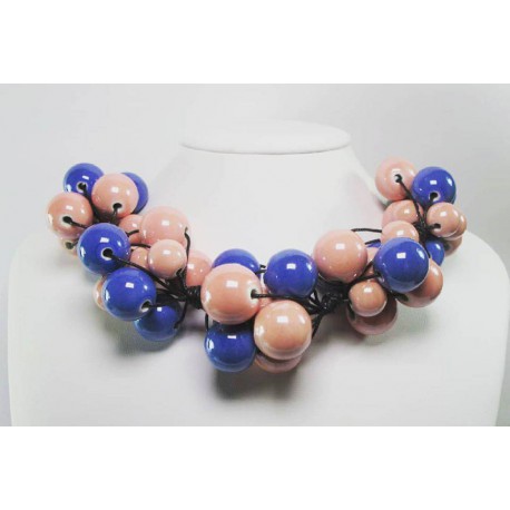 Collana in cotone con "grappoli" di ceramica blue e rosa