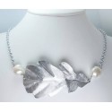 Collana con foglia di quercia in alluminio e perle keshi