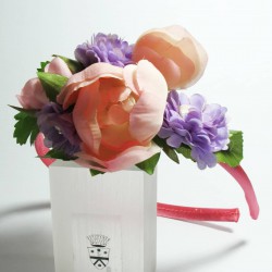 Cerchietto di raso rosa con fiori e perle