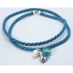 Collana in seta blu avion con perle barocche e vetro di Murano