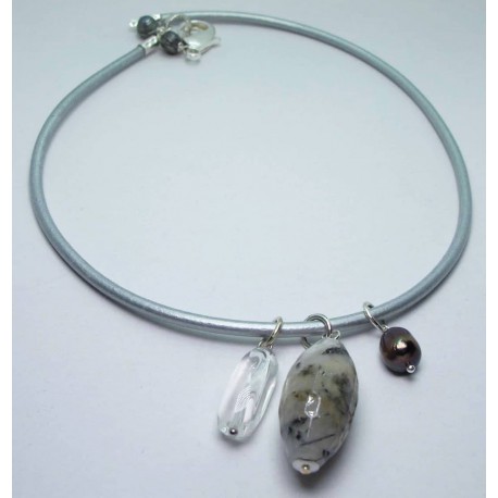 Collana in pelle color argento con perle grigie, quarzo rutilato e cristallo di rocca