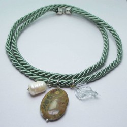 Collana in seta verde salvia con perla barocca, rhyolite e foglia di vetro svedese