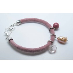 Pink velvet bracelet with baroque pearl, rhodonite ad quartz