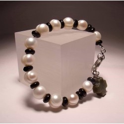 Bracelet "Rosary" with freshwater pearls and onyx