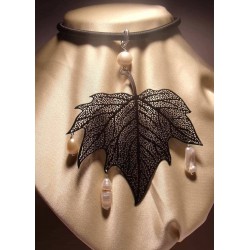 Pendant with pearl and metal leaf
