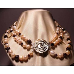 Necklace of three strands of pearls, garnet and mother of pearl closure