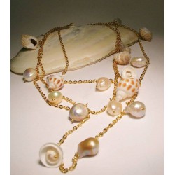 Collana in ottone con perle e conchiglie