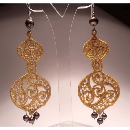 Silver earrings with pearls and Lineaerre embroidery