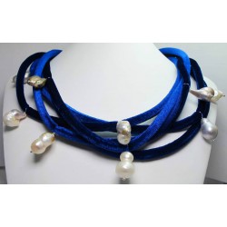 Collana multifilo in velluto blu con perle barocche
