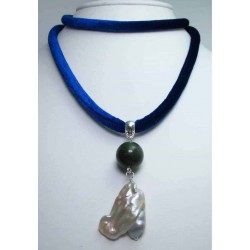Collana in velluto blue con grande perla keshi e giada verde africana
