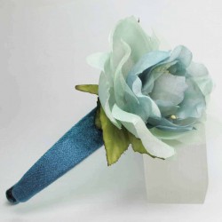 Cerchietto per capelli di velluto azzurro con fiore di organza e seta
