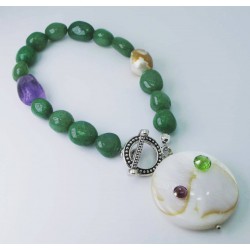 Bracelet with aventurine, baroque pearl, amethyst and Swarovski crystal on a mother of pearl medallion