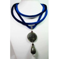 Collana in velluto blu elettrico con labradorite, serpentino, granato e perla di fiume barocca