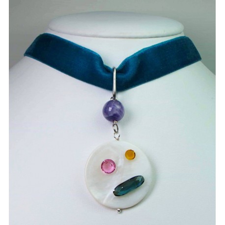 Girocollo in velluto blu petrolio con madreperla, cristalli Swarovski, ametista e perle