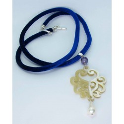 Collana in velluto blu elettrico con corno inciso, ametista e perla di fiume barocca