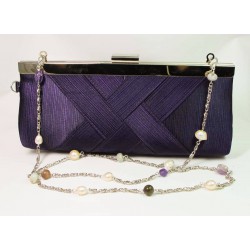 Clutch in purple satin and chain necklace with freshwater pearls, labradorite, aquamarine and amethyst